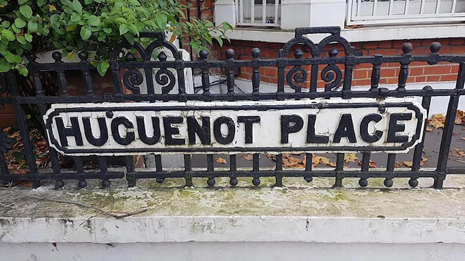 Huguenot Place road sign.