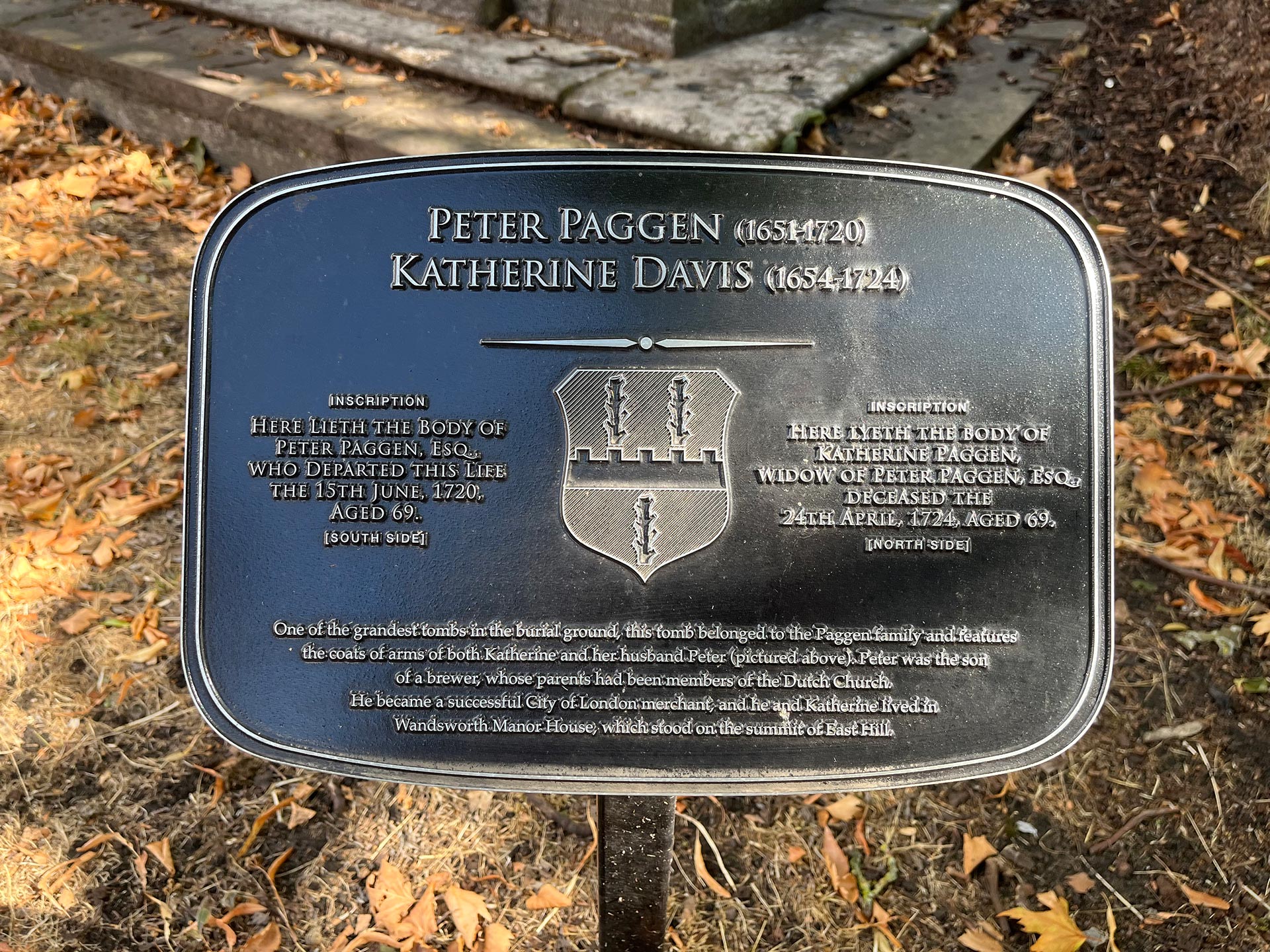 Memorial plaque: Peter Paggen, 1651-1720, and Katherine Davis, 1654-1724