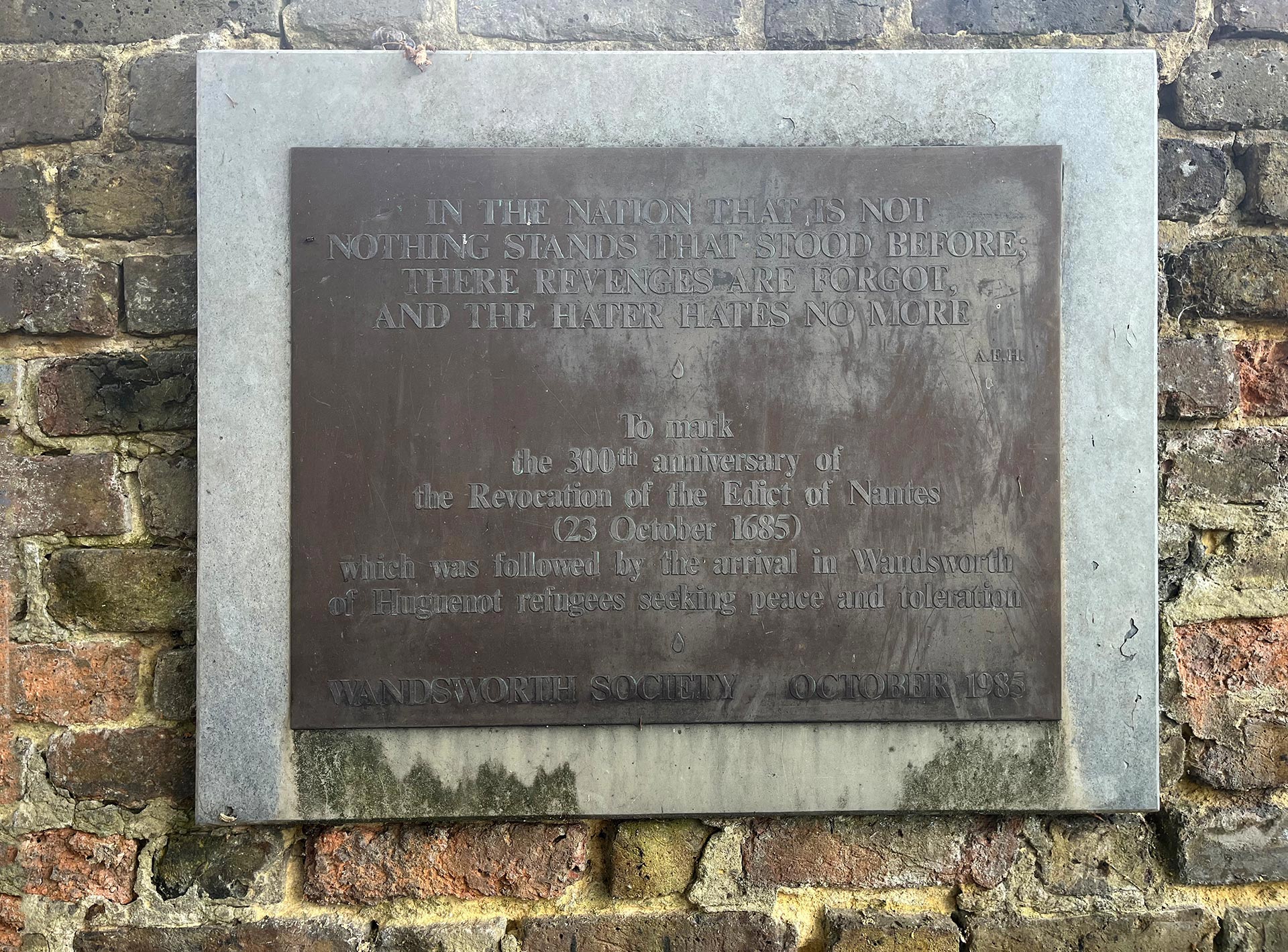 Plaque placed by Wandsworth Society in 1985