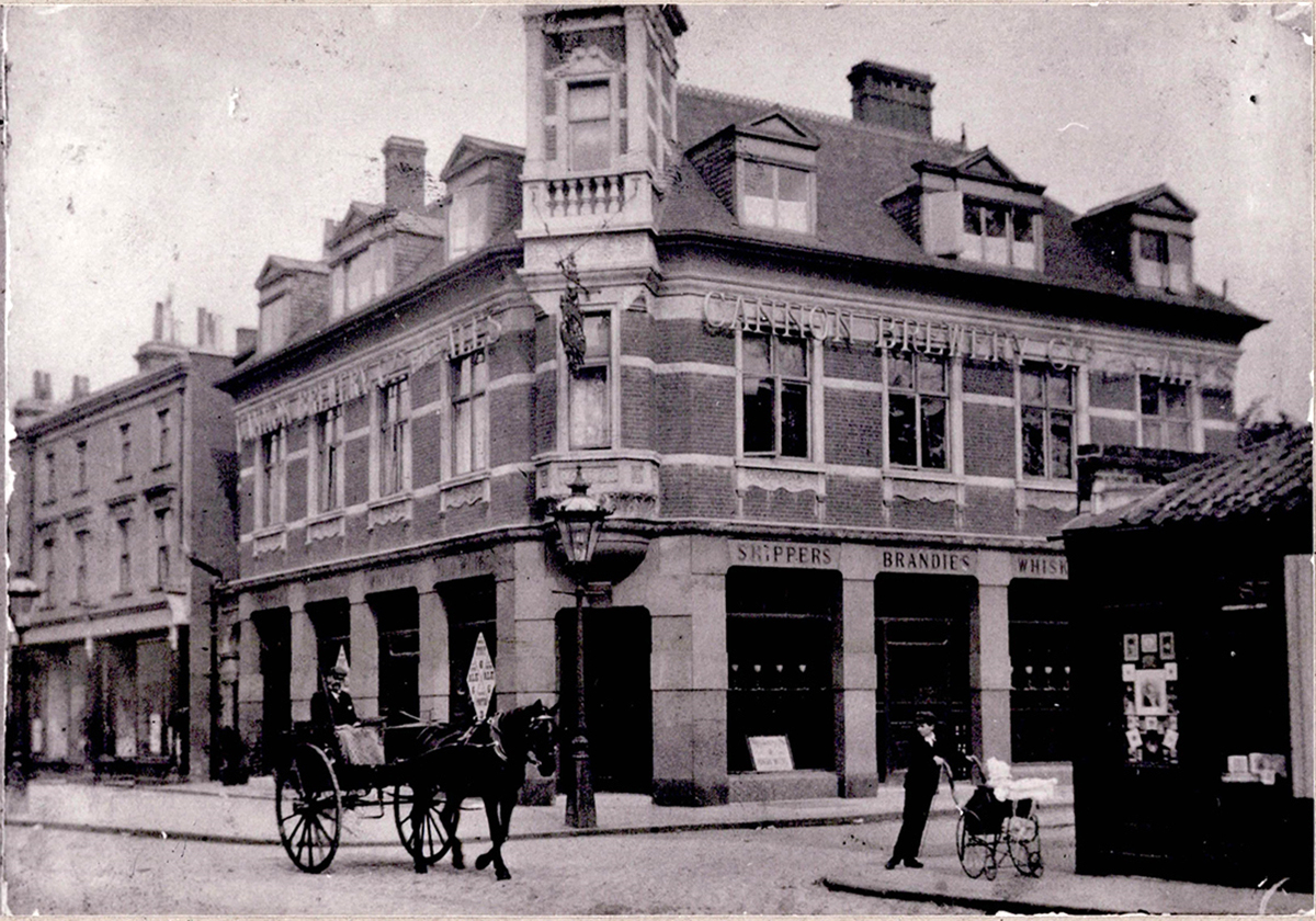 The French Horn pub, East Hill, Wandsworth, c.1900. Elam Collection.